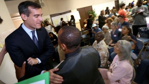 El alcalde-electo  Eric Garcetti  se reunió ayer con un grupo de la comunidad que le hizo  llegar sus inquietudes.
