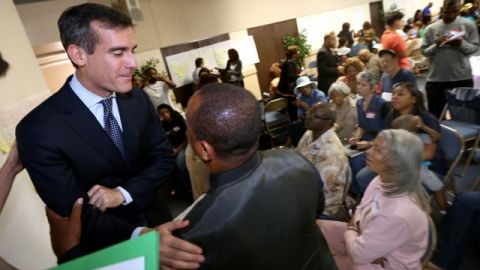 El alcalde-electo Eric Garcetti se reunió ayer con un grupo de la comunidad que le hizo llegar sus inquietudes.