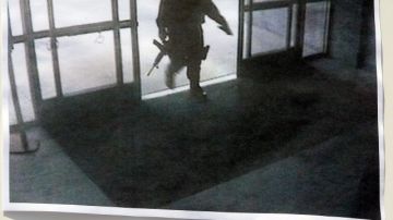 Imagen de video donde se observa al atacante entrando a la biblioteca del college.