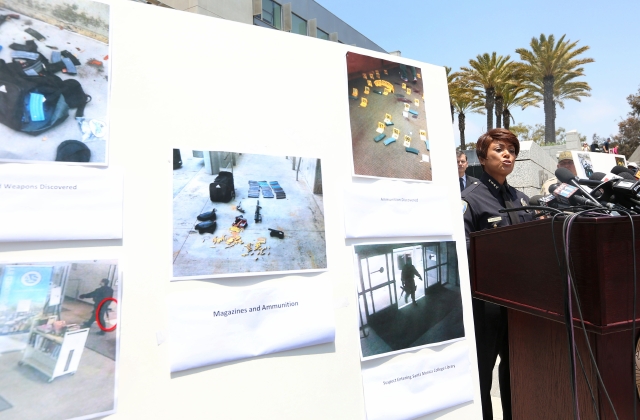 Jacqueline Seabrooks, jefa del Departamento de Policía de  Santa Mónica, muestra las fotos del crimen.