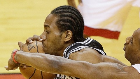 Mario Chalmers, del Heat,  intenta arrebatar el balón a Kawhi Leonard.