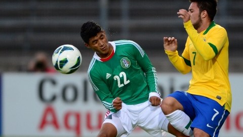 Cándido Ramírez (izq.), aquí ante Brasil en el Torneo Esperanzas de Toulon, quedó fuera del Tri Sub-20 que jugará el Mundial turco.