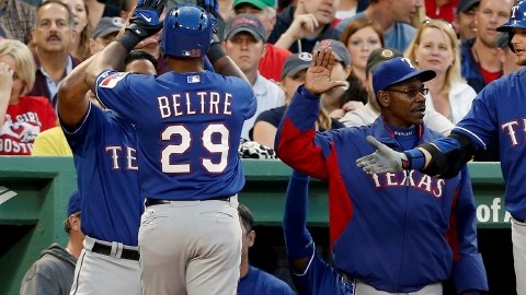 El dominicano Adrián Beltré (29) llega al 'dougout' para recibir el saludo de sus compañeros tras batear ayer cuadrangular.