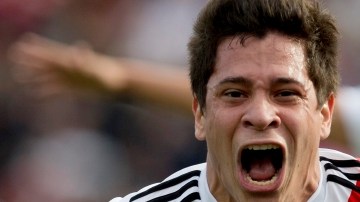 Juan Manuel Iturbe celebra el primer gol del River Plate ante Independiente.
