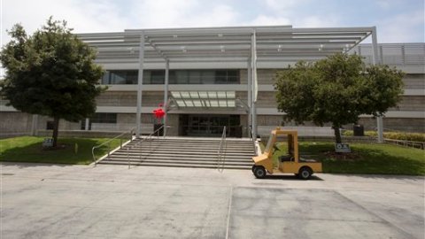 Globos y flores en memoria de las víctimas del tiroteo se pueden ver cerca de la biblioteca en el Colegio de Santa Mónica.