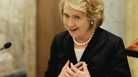 Hillary Clinton debutó hoy con una cuenta en Twitter, lo que coincide con el mayor descenso en su popularidad desde 2008.
