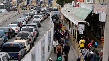 Por la garita de San Ysidro cruzan diariamente unos 50 mil conductores y hasta 35 mil peatones.
