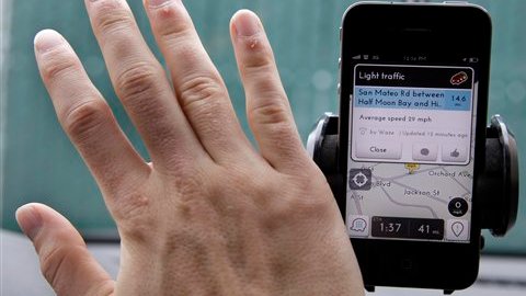 La aplicación Waze provee la red de información de usuarios en el tráfico.
