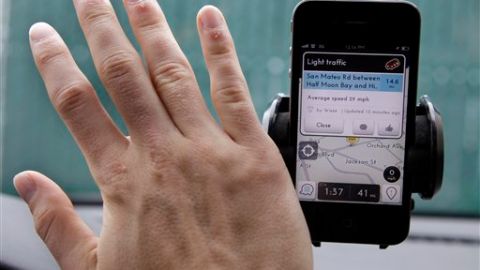 La aplicación Waze provee la red de información de usuarios en el tráfico.