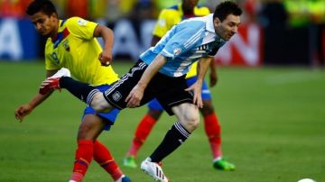 El jugador de Ecuador, Fernado Saritama (i), disputa un balón con Lionel Messi, (d) de Argentina