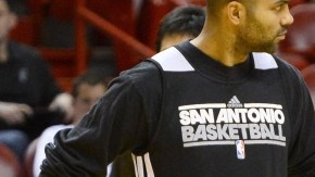El francés Tony Parker  dialoga con el coach Gregg Popovich durante un entrenamiento del quinteto  texano en la final de la NBA.
