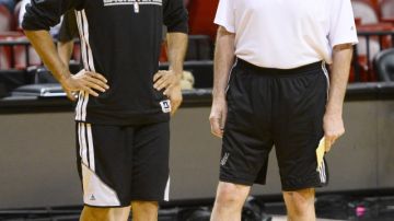 El francés Tony Parker  dialoga con el coach Gregg Popovich durante un entrenamiento del quinteto  texano en la final de la NBA.