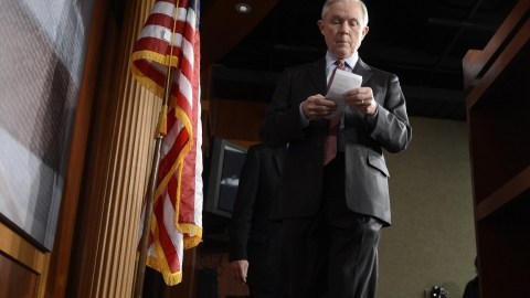 El senador republicano por Alabama, Jeff Sessions, llega a una rueda de prensa en Washington, D. C.