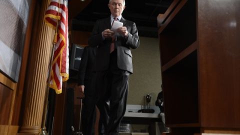 El senador republicano por Alabama, Jeff Sessions, llega a una rueda de prensa en Washington, D. C.