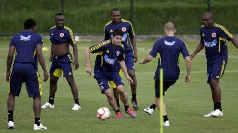 James Rodríguez (con la pelota)  es  baja de Colombia para su partido de hoy en Barranquilla ante Perú.