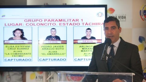 El ministro del Interior de Venezuela, Miguel Rodríguez, habla en rueda de prensa, ayer, en Caracas, e informaba de la supuesta conspiración.
