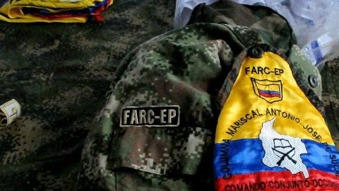 Fotografía cedida por el Ejército de Colombia de uniformes y otros materiales pertenecientes a guerrilleros muertos de las FARC.