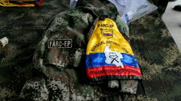 Fotografía cedida por el Ejército de Colombia de uniformes y otros materiales pertenecientes a guerrilleros muertos de las FARC.