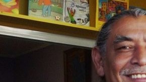 El reconocido poeta Jorge Argueta en la puerta de su nuevo negocio en la Misión: librería de literatura infantil, Luna Press.