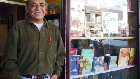 El reconocido poeta Jorge Argueta en la puerta de su nuevo negocio en la Misión: librería de literatura infantil, Luna Press.