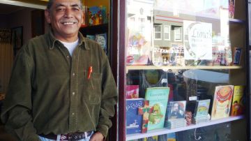 El reconocido poeta Jorge Argueta en la puerta de su nuevo negocio en la Misión: librería de literatura infantil, Luna Press.