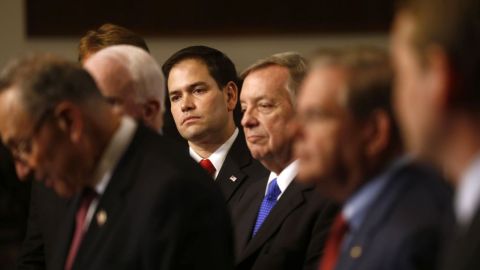 Al inicio del debate, el senador Marco Rubio (centro), enfatizó la necesidad de incorporar más cambios en el área de seguridad fronteriza.