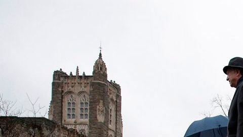 Las autoridades pidieron a todas las personas que evacúen el campus y todas las oficinas de la universidad.