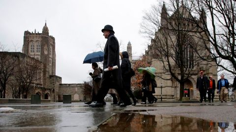 Las autoridades pidieron a todas las personas que evacúen el campus y todas las oficinas de la universidad.