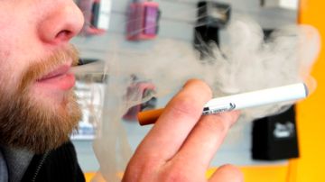 Los fumadores de cigarrillos electrónicos obtienen su nicotina sin las más de 4,000 sustancias químicas encontradas en los cigarrillos regulares.