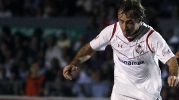 El centrocampista Martín Andrés Romagnoli (i) de Toluca disputa el balón con el centrocampista Jorge Damián Zamogilny (d) de Estudiantes