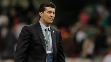 José Manuel "Chepo" de la Torre, técnico de la selección mexicana, se muestra preocupado tras el empate sin goles frente a Costa Rica
