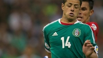 Javier "Chicharito" Hernández disputa el esférico con Giancarlo González, de la selección de Costa Rica