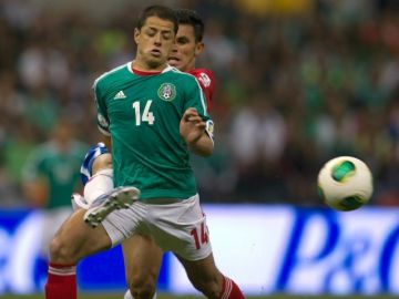Javier "Chicharito" Hernández disputa el esférico con Giancarlo González, de la selección de Costa Rica