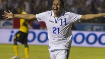 El jugador de la selección de Honduras Roger Rojas celebra el gol anotado ante Jamaica