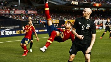 El jugador de la selección española Sergio Ramos se luce con una espectacular chilena
