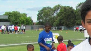 Ángel, uno de los chamacos que entrenó con los profesionales de los Raiders.