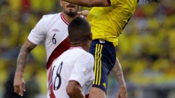 El colombiano Radamel Falcao controla la pelota ante la marca de dos jugadores de la selección de Perú en el juego de ayer.
