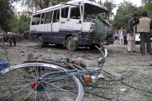 Un atacante suicida detonó la bomba junto a un autobús destinado a empleados de la Corte Suprema en Kabul, Afganistán
