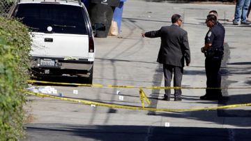 Policías revisaban ayer el lugar donde ocurrió el fatal tiroteo en plena luz del día en la ciudad de Santa Mónica.