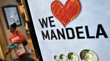 Los sudafricanos han dado muestras de apoyo a Mandela, desde el momento en que fue internado en el hospital.