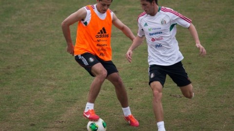 Javier "Chicharito" Hernández disputa el esférico con Hiram Mier, durante la práctica de la selección mexicana