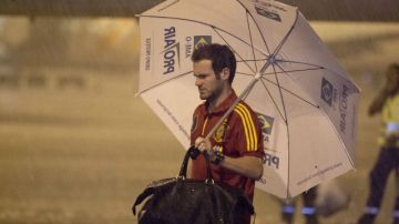 El jugador de la selección española, Juan Mata, desciende del avión en Recife, Brasil