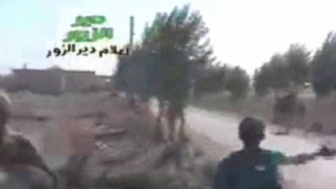 En videos de aficionados, los combatientes  gritaban consignas antichiítas y realizaban disparos al aire.