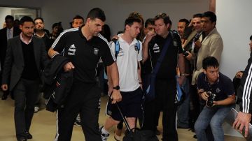 Lionel Messi (centro) al momento de llegar   a  Guatemala  donde cumplirá  un partido amistoso con Argentina y  actos de índole promocional.
