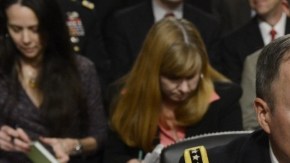 El general estadounidense Keith B. Alexander (izq.) comparece ante el Senado.