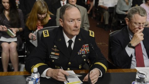 El general estadounidense Keith B. Alexander (izq.) comparece ante el Senado.