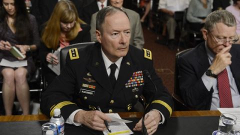 El general estadounidense Keith B. Alexander (izq.) comparece ante el Senado.