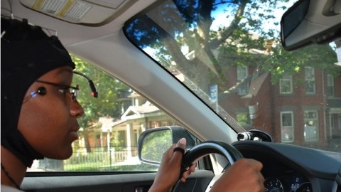 Estudio advierte que la proliferación de aparatos activados oralmente en los autos es una tendencia peligrosa.