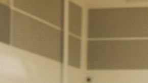 El alcalde de Chicago, Rahm Emanuel, acompañado por el estudiante indocumentado Alejandro Morales, durante la exhibición del documental "The Dream is Now", del director Davis Guggenheim.