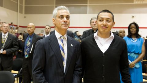 El alcalde de Chicago, Rahm Emanuel, acompañado por el estudiante indocumentado Alejandro Morales, durante la exhibición del documental "The Dream is Now", del director Davis Guggenheim.